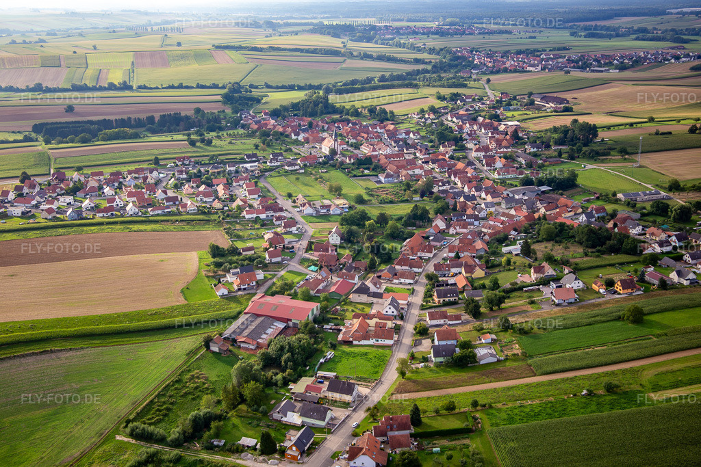 Luftbild: Grand Rue in Aschbach im Bundesland Bas-Rhin in Frankreich. Foto: IMG_137717.jpg vom 12.08.2023 durch Werner Riehm/FLY-FOTO.de