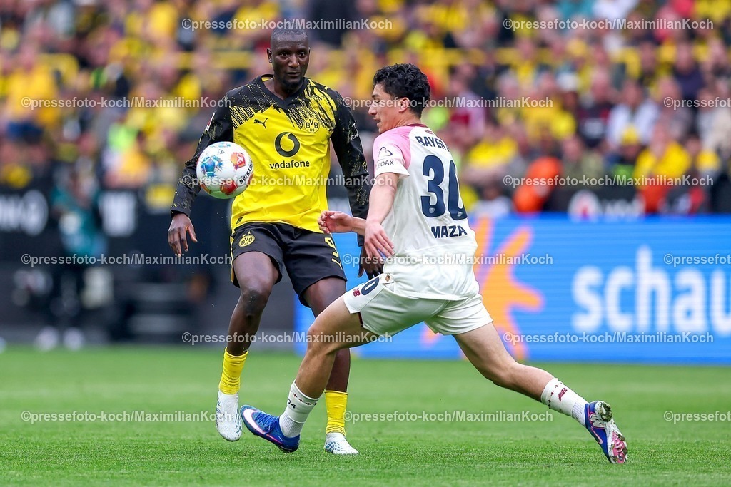 BVB11042601072 | 11.04.2026, Fußball, Borussia Dortmund - Bayer 04 Leverkusen, 1. Fußball Bundesliga, 29. Spieltag, Signal Iduna Park, Saison 2025 2026: Serhou Guirassy&nbsp;(BVB #09) im Zweikampf gegen  Ibrahim Maza&nbsp;(Bayer04 Leverkusen #30)  DFB regulations prohibit any use of photographs as image sequences and or quasi-video.