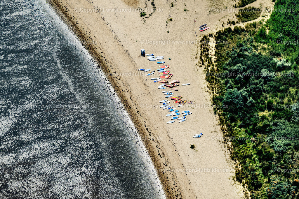 Sylt_Munkmarsch_Syltsurfing_Strand_Surfboards_ELS_4506130825 | SYLT 13.08.2025 Küsten- Landschaft am Sandstrand mit Windsurfbretter und Segel eine Surfschule in Sylt-Ost im Bundesland Schleswig-Holstein, Deutschland. // Coastline on the sandy beach of in Sylt-Ost in the state Schleswig-Holstein, Germany. Foto: Martin Elsen