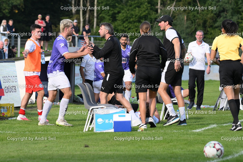 VfR Neumünster vs Holstein Kiel II | Rudelbildung nach Foulspiel von Jan Lippegaus (VfR #3) an Mätthi Meyer (Holstein #3) / Fußball-Oberliga Männer 2026/2027 / VfR Neumünster vs Holstein Kiel II / Grümmi-Arena / Neumünster / 27.09.26 - Realisiert mit Pictrs.com