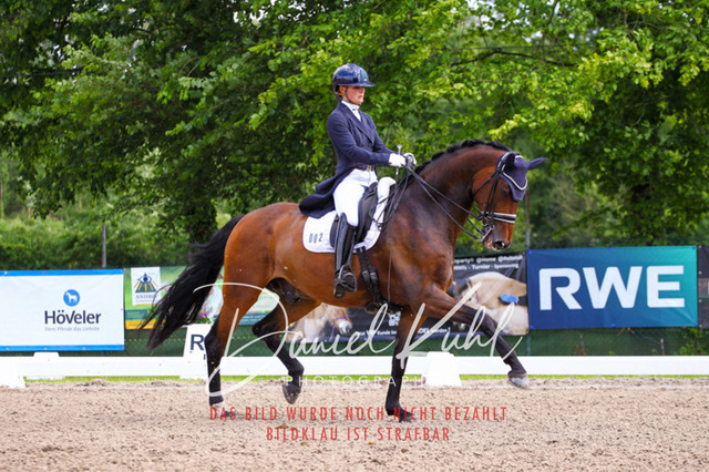 DKP41443 | Turnierfotos kaufen im Webshop von Daniel Kuhl Photography – entdecke professionelle Reitsportfotos aus Turnieren & Events. Hochwertige Turnierbilder online bestellen & sichern. Jetzt Fotos von Reitsportturnieren kaufen!