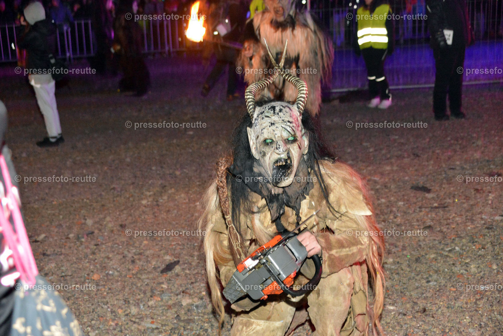 news-2022-Dez03-Krampusumzug-Reutte-WTV_5967 | Info aus dem Bezirk Reutte/Ausserfern Tirol sowie eine umfangreiche Bilddatenbank über die gesamte Region: Lechtal, Talkessel Reutte, Tannheimertal, Zwischentoren. Lech, Plansee, Zugspitze, Grenztunnel, B179, Fernpassstraße, Verkehr, Lawinen, Tradition, - Realisiert mit Pictrs.com