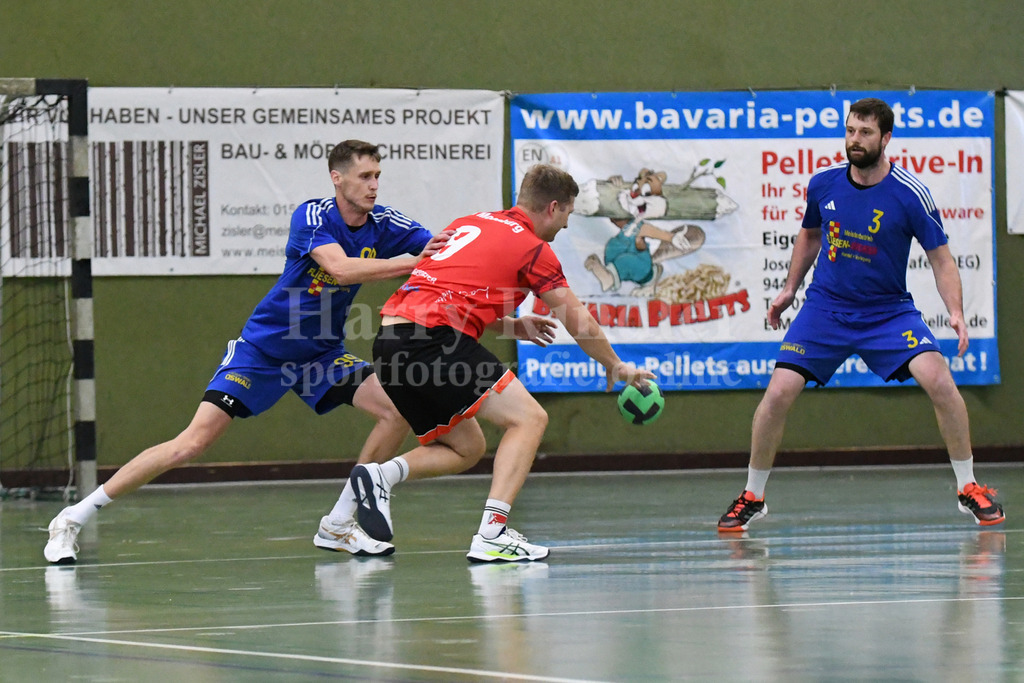 SSG Metten :  SG Moosburg   | Abwehrarbeit war gegen die SG Moosburg angesagt: Patrick Sigl (SSG Metten #99) und Jan Matousik (SSG Metten #3) gegen Voggenreiter, Markus (SG Moosburg #9) - Realisiert mit Pictrs.com