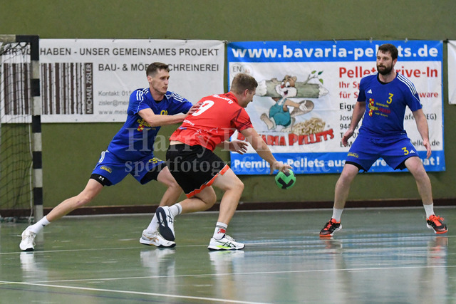 SSG Metten :  SG Moosburg   | Abwehrarbeit war gegen die SG Moosburg angesagt: Patrick Sigl (SSG Metten #99) und Jan Matousik (SSG Metten #3) gegen Voggenreiter, Markus (SG Moosburg #9) - Realisiert mit Pictrs.com