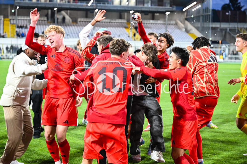 FC Bayern Amateure - Türkgücü München | Die Spieler der Bayern Amateure feiern zusammen mit den Fans nach dem letzten Heimspiel der Saison / Regionalliga Bayern: FC Bayern Muenchen II - Tuerkguecue Muenchen, Gruenwalder Stadion am 09.05.2025 / Holger SEITZ Cheftrainer FC Bayern München II