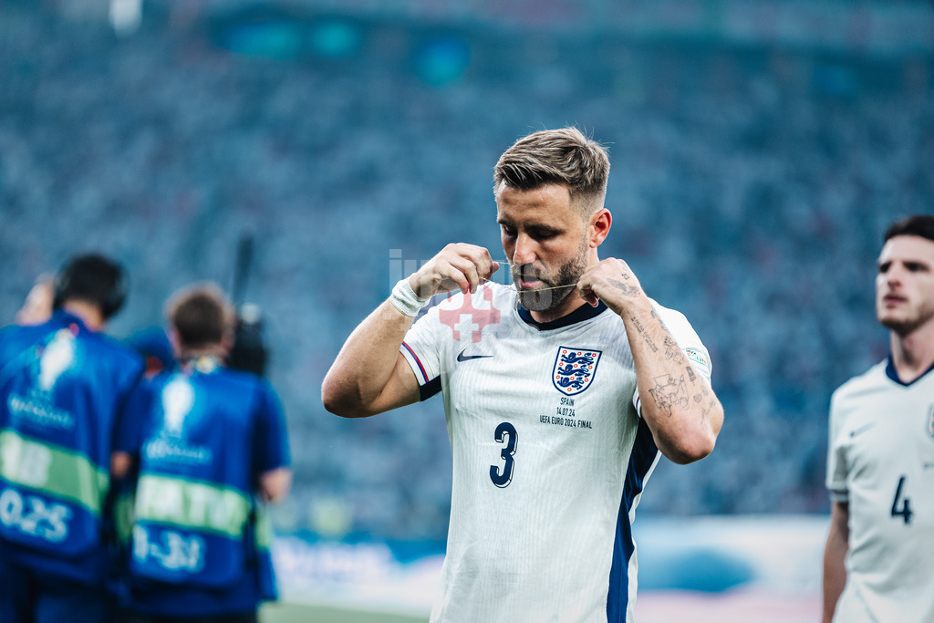 Fußball | Herren | UEFA-Fußball-Europameisterschaft 2024 | Finale | Spanien vs. England | 14.07.2024 | Luke Shaw (#3, England) und seine Kette