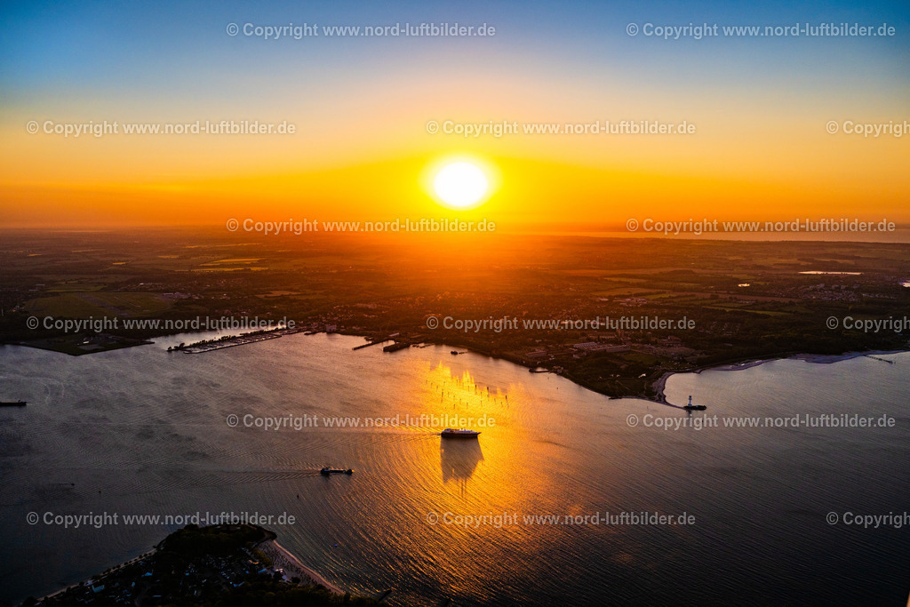 Kiel_Kreuzfahrtschiff_Sonnenuntergang_ELS_3425170524 | KIEL 17.05.2024 Fahrendes Kreuzfahrtschiff im Sonnenuntergang auf der Kieler Förde in Kiel im Bundesland Schleswig-Holstein, Deutschland. // Moving cruise ship in the sunset on the Kiel Fjord in Kiel in the state Schleswig-Holstein, Germany. Foto: Martin Elsen