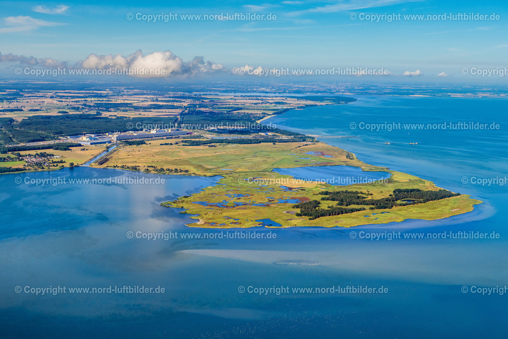 Freesendorf_See_Lubmin_ELS_7359100822 | FREESENDORF 10.08.2022 Gebäude der stillgelegten Reaktorblöcke und Anlagen des AKW - KKW Kernkraftwerk " AKW Lubmin " in Freesendorf im Bundesland Mecklenburg-Vorpommern, Deutschland. Weiterführende Informationen bei: EWN Entsorgungswerk für Nuklearanlagen GmbH. // Building the decommissioned reactor units and systems of the NPP - NPP nuclear power plant " AKW Lubmin " in Freesendorf in the state Mecklenburg - Western Pomerania, Germany. Further information at: EWN Entsorgungswerk fuer Nuklearanlagen GmbH. Foto: Martin Elsen