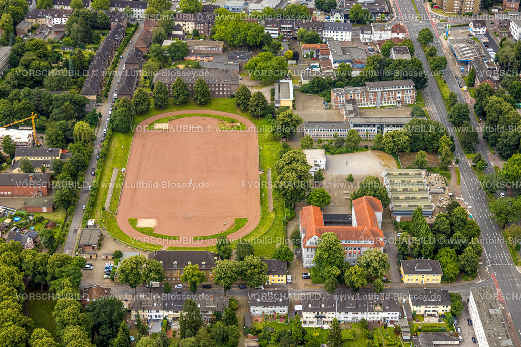 Bottrop240701152 | Luftbild, Marie-Curie-Realschule und Gustav-Heinemann-Realschule, Sportplatz Paßstraße Sportfreunde 08/21 Bottrop e.V., Jugendamt Stadt Bottrop und Wohngebiet, Nord-Ost, Bottrop, Ruhrgebiet, Nordrhein-Westfalen, Deutschland