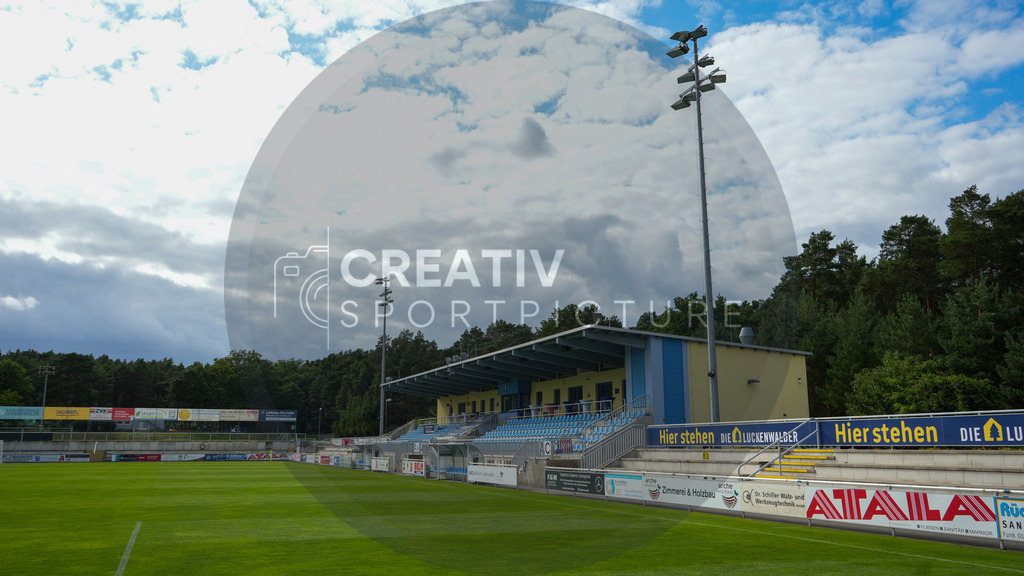 Fußball, Herren, Saison 2025/2026, Regionalliga Nordost, 4. Spieltag, FSV 63 Luckenwalde vs. BFC Preussen, Samstag 22.08.2025, Werner-Seelenbinder-Stadion Luckenwalde | Fußball, Herren, Saison 2025/2026, Regionalliga Nordost, 4. Spieltag, FSV 63 Luckenwalde vs. BFC Preussen, Samstag 22.08.2025, Werner-Seelenbinder-Stadion Luckenwalde, Im Bild: Ein Blick auf die Haupttribüne und die Flutlichtmasten im Luckenwalder Werner-Seelenbinder-Stadion - Realisiert mit Pictrs.com