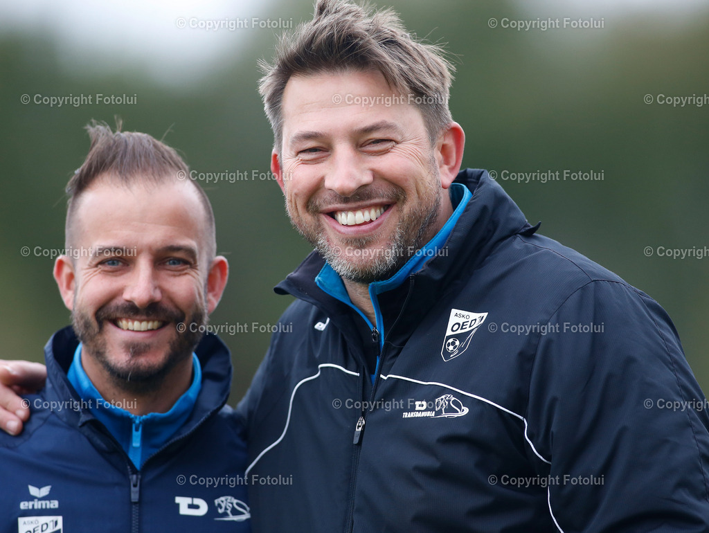 A_LUI_051024_02 | SPORT,FUSSBALL,LL .OST ASKOE OEDT 1B-UFC EFERDING 05.10.2024 IM BILD: CO-TRAINER MICHAEL WIOLM UND BOZO KOVACEVIC (OEDT 1B)  FOTO:FOTOLUI