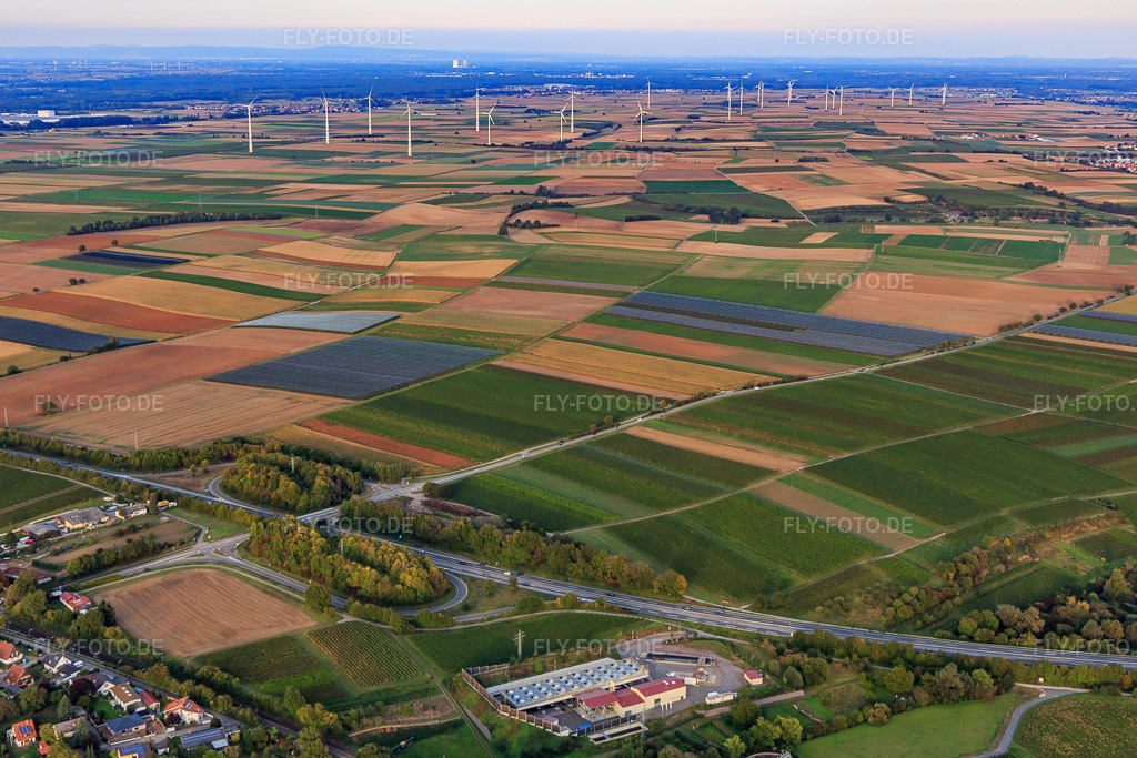 Luftbild: Energieerzeugung vom Geothermiekraftwerk über den Windpark Offenbach bis zum KKW Philppsburg im Hintergrund in Rohrbach im Bundesland Rheinland-Pfalz in Deutschland. Foto: IMG_103560.jpg vom 21.09.2017 durch Werner Riehm/FLY-FOTO.de