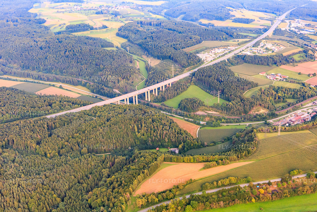 Luftbild: Talbrücke der A81 über den Talbach mit B491 in Engen im Bundesland Baden-Württemberg in Deutschland. Foto: IMG_102807.jpg vom 25.08.2017 durch Werner Riehm/FLY-FOTO.de