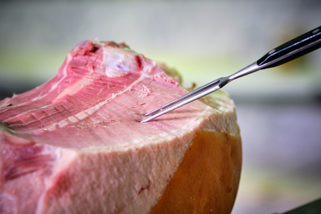 Thum Schinken | WIen, Austria - November 11, 2019: Thum Schinken; Beinschinken an der Theke. - Realisiert mit Pictrs.com