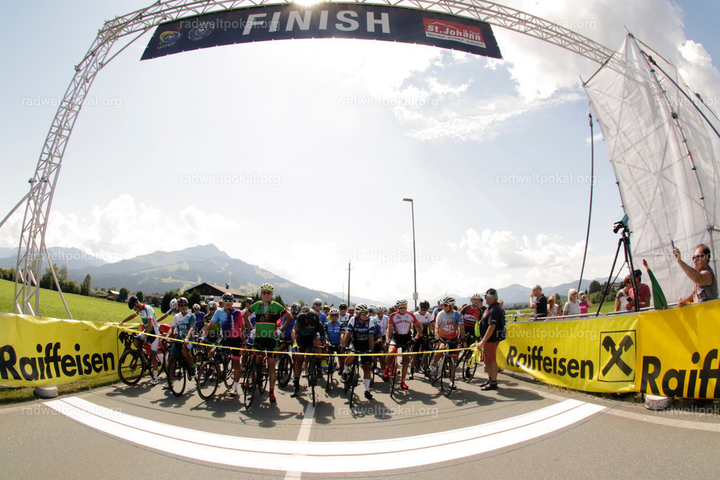 765_20230817_Bewerb_Maenner_Muehlanger | AUT - OESTERREICH, 2023-08-16: SPORT RENNRAD-FAHREN - 55. INTERNATIONALER RADWELTPOKAL IN ST. JOHANN IN TIROL  - Vintage-Radrennen mit WM-Bronze-Medaillen-Siegerin Christina Schweinberger, den Teilnehmer und Alexander Baumann (vom Orginastions-Team) - TAG 2 BEWERB MAENNER IN SECHS GRUPPEN  ; Foto: Roland Muehlanger