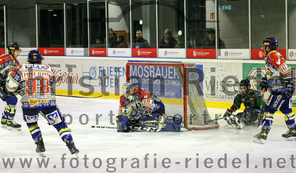 2022-12-09_103_TSV_Erding_gegen_EHC_Waldkraiburg | Erding, Deutschland, 09.12.2022:
Eishockey, Bayernliga 2022 / 2023, 19. Spieltag, TSV Erding gegen EHC Waldkraiburg, Endergebnis: 9:2

Torwart Kevin Yeingst (EHC Waldkraiburg, #80), Florian Zimmermann (Erding Gladiators, #5), Philipp Seifert (EHC Waldkraiburg, #96)

Foto: Christian Riedel / fotografie-riedel.net