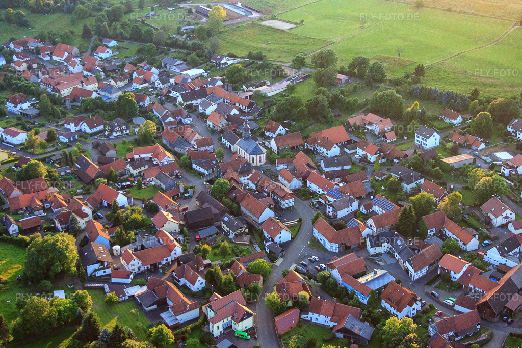Luftbild: Dorfmitte mit Ev. Kirche im Ortsteil Burkhards in Schotten im Bundesland Hessen in Deutschland. Foto: IMG_68664.jpg vom 21.06.2014 durch Werner Riehm/FLY-FOTO.deAuflösung des Originals: 4494 x 2996 px1525676417s Webseite!