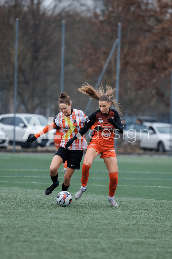 Fußball I Frauen I Saison 2025-2026 I Freundschaftsspiel I FC Aarau Frauen - SC Freiburg U20 I 24.01.2026 | 9 Alketa Rama (FC Aarau) – Angriff  //  13 Pauline Ihme (SC Freiburg U20) – Abwehr - Realisiert mit Pictrs.com