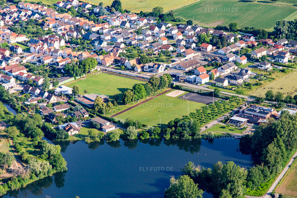 Luftbild: Sportplätze an der Rheinstr in Leimersheim im Bundesland Rheinland-Pfalz in Deutschland. Foto: IMG_141813.jpg vom 18.06.2024 durch Werner Riehm/FLY-FOTO.de