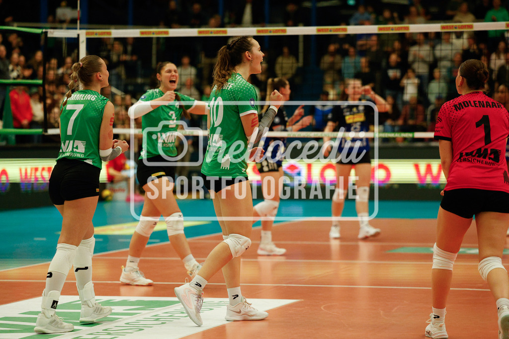 Volleyball I Frauen I Saison 2025-2026 I Bundesliga I 17. Spieltag I USC Münster - VfB Suhl LOTTO Thüringen I 07.02.2026-26 | Elena Kömmling (7, USC Münster) Esther Spöler (3, USC Münster) Amelie Strothoff (10, USC Münster) Pippa Molenaar (1, USC Münster) - Realisiert mit Pictrs.com