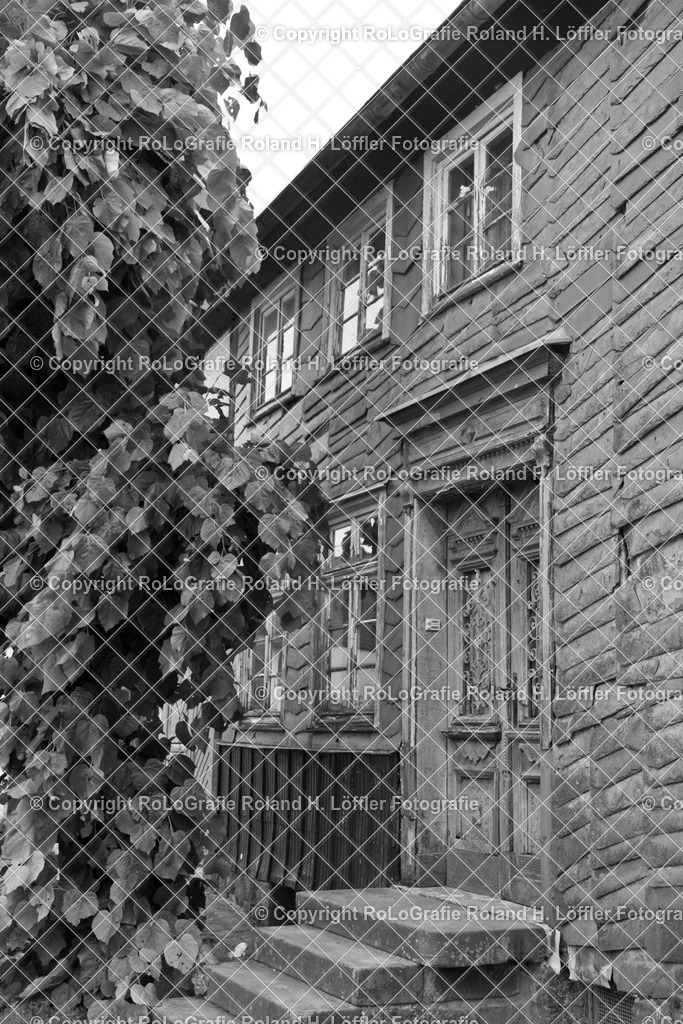 Altes-Haus-07-G | Altes Haus, Hauseingang mit Steintreppe - Realisiert mit Pictrs.com