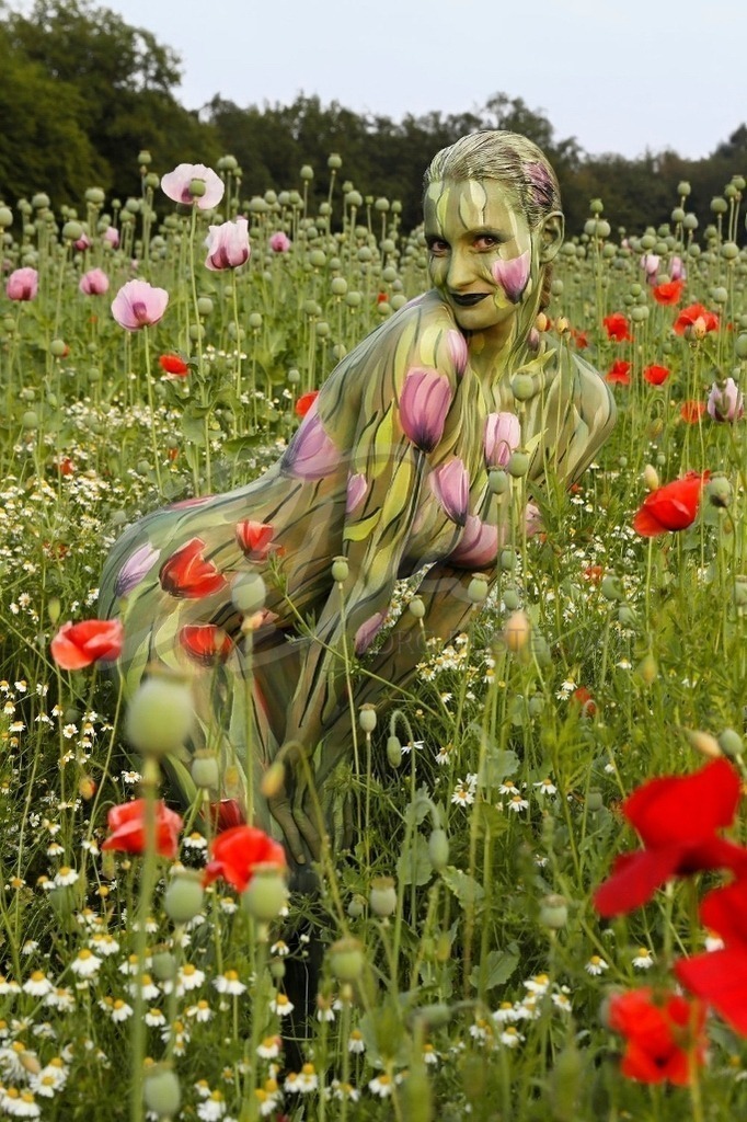 NatureArt-MOHNMIX_1025b | Smarter Blick im roten Mohn | #002 | Modell: Tina | Foto: Tschiponnique Skupin - Realisiert mit Pictrs.com