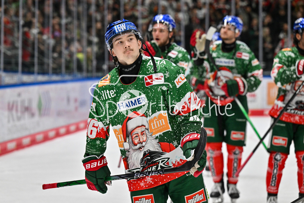 Augsburger Panther - Nürnberg Ice Tigers | Das Team der Augsburger Panther feiert zusammen mit den Fans den Heimsieg gegen Nuernberg / DEL: Augsburger Panther - Nuernberg Ice Tigers, Curt Frenzel Stadion am 06.12.2024