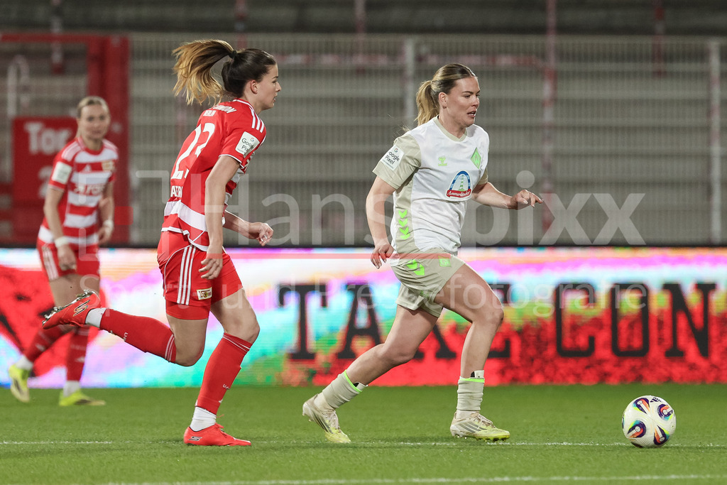 Fussball, Google Pixel Frauen-Bundesliga, 1. FC Union Berlin - SV Werder Bremen | v.li.: Nele Bauereisen (1. FC Union Berlin, 23) und Juliane Wirtz (SV Werder Bremen, 28) im Zweikampf, Duell, Dynamik, Aktion, Action, Spielszene, DIE DFB-RICHTLINIEN UNTERSAGEN JEGLICHE NUTZUNG VON FOTOS ALS SEQUENZBILDER UND/ODER VIDEOÄHNLICHE FOTOSTRECKEN. DFB REGULATIONS PROHIBIT ANY USE OF PHOTOGRAPHS AS IMAGE SEQUENCES AND/OR QUASI-VIDEO.