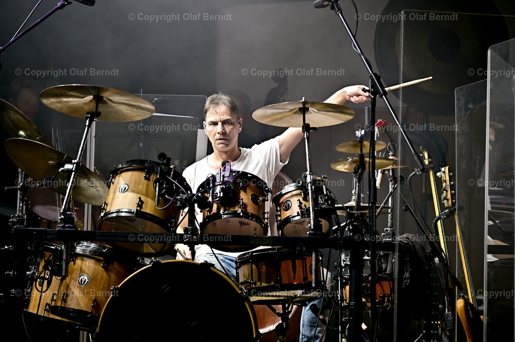 QUEEN CLASSICAL mit der Band MerQury | QUEEN CLASSICAL mit der Band MerQury, Dresden am 02.03.2025MerQury, als weltweit etablierte Queen-Tribute Band, widmet sich seinem musikalischen Vermächtnis auf besondere Weise: Großartige Werke aus dem Repertoire von Queen werden mit den Klassik-Adaptionen des Barcelona-Album zu einem außergewöhnlichen sinfonischen Erlebnis verwoben. In der Show trifft die Rockband mit einem großen Orchester, Chor und Sopranistin zusammen und verschmilzt die besten Elemente von Klassik und Rock&amp;Roll zu einem einzigartigen neuen Sound. Peter Freestone, persönlicher Berater und guter Freund von Freddie Mercury, sprach als Ehrengast der Premiere dem Werk seine volle Begeisterung aus. - Realisiert mit Pictrs.com