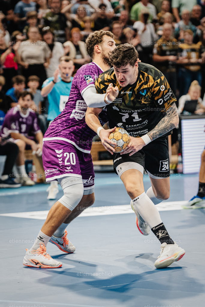 HC Elbflorenz 2006 - TV 05/07 Hüttenberg, 2. Handball-Bundesliga, 6. Spieltag | Im Bild: Oliver Seidler (71, Dresden) und Leif Haack (20, Hüttenberg) im Zweikampf04.10.2026, HC Elbflorenz 2006 - TV 05/07 Hüttenberg, 2. Handball-Bundesliga, 6. Spieltag, Deutschland, Dresden, BallsportArena Dresden