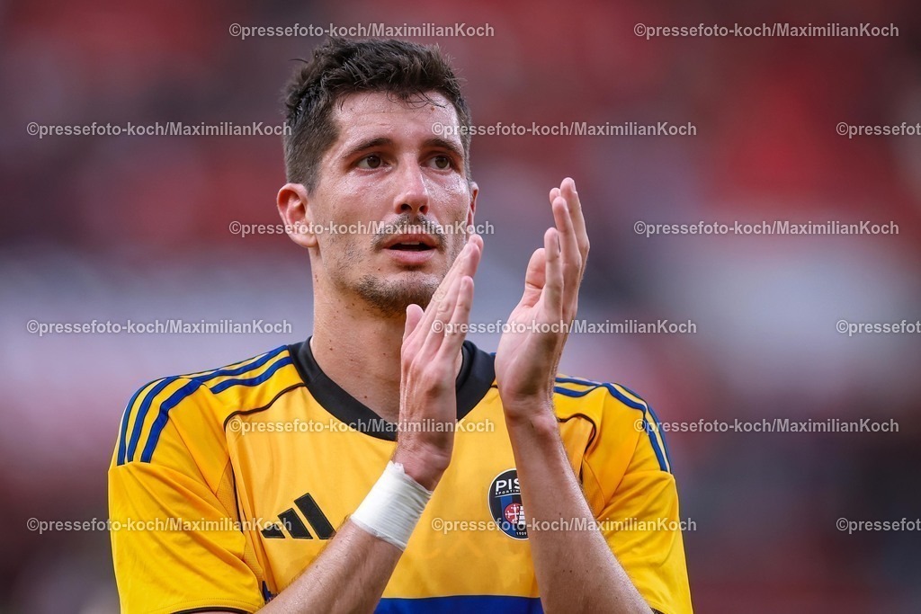 B0405082501262 | 05.08.2025, Fußball, Bayer 04 Leverkusen - Pisa Sporting Club, Testspiel, Saisoneröffnung in der BayArena, Saison 2025 2026: Enttäuschte Gesichter nach der 0:3 Niederlage für Pisa - Stefano Moreo (Pisa SC #32)  DFB regulations prohibit any use of photographs as image sequences and or quasi-video.