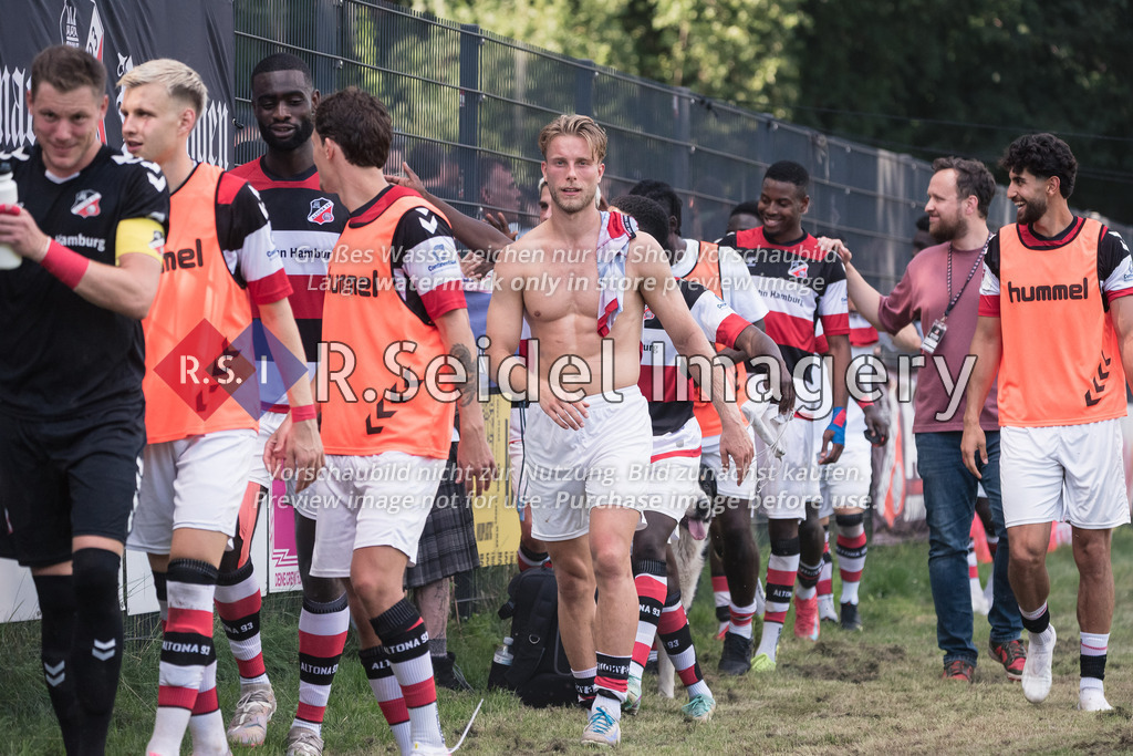 RS-1-127546 | Rasmus Tobinski (#17, AFC) und die übrigen Spieler drehen glücklich die Ehrenrunde entlang der Fans.