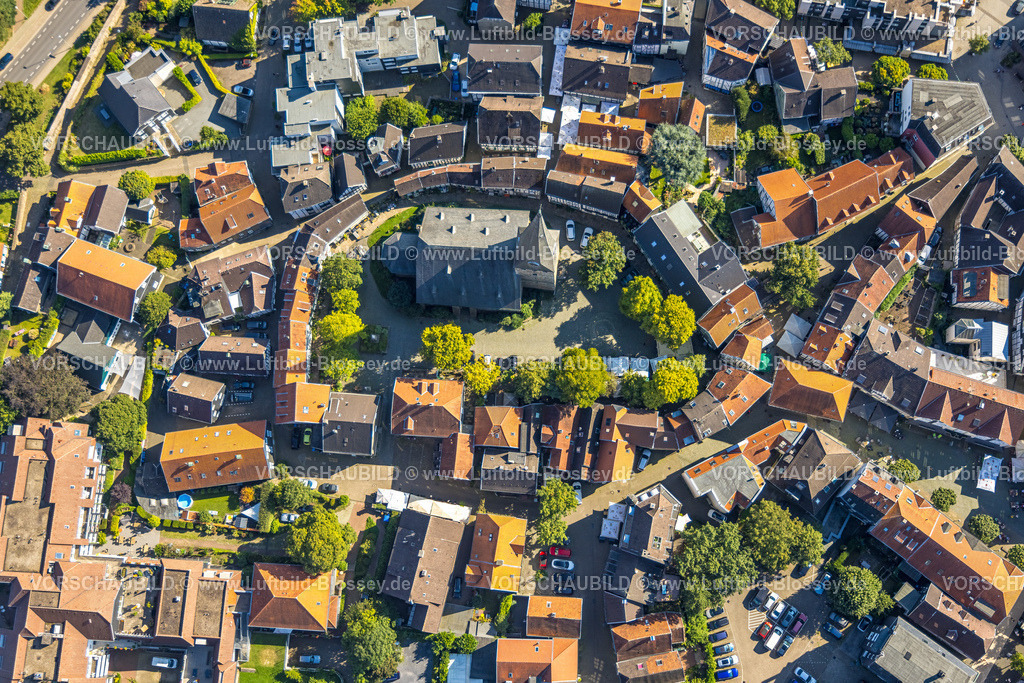 Hattingen240810449 | Luftbild, Wohngebiet Wohnsiedlung Ortsansicht mit historischer Altstadt und St. Georg Kirche im Zentrum, historische Häuser, Hattingen, Ruhrgebiet, Nordrhein-Westfalen, Deutschland