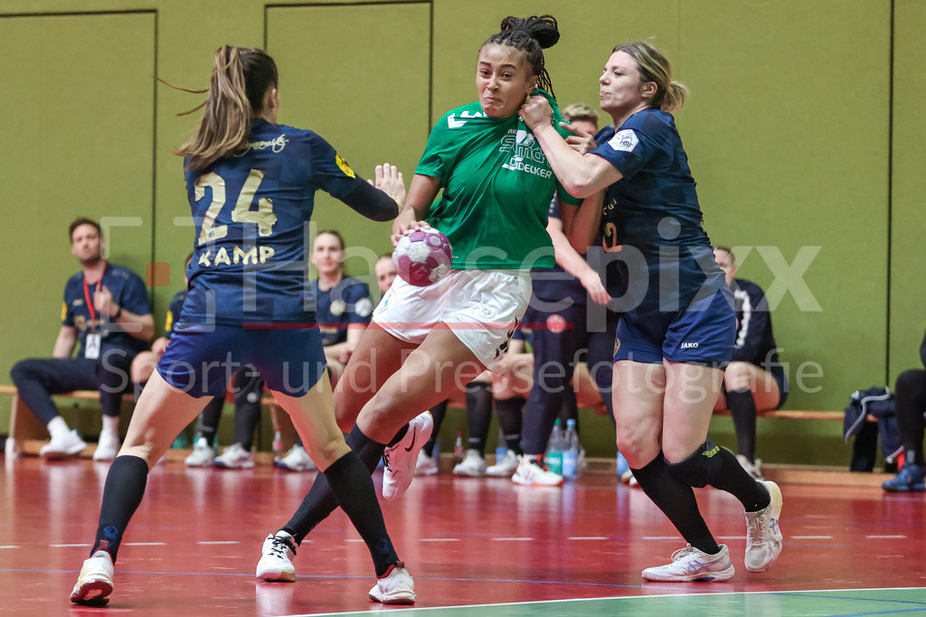 Handball, 2. Bundesliga Frauen, SV Werder Bremen - 1. FSV Mainz 05 | v.li.: Hannah Kamp (1. FSV Mainz 05, 24), Naomi Conze (SV Werder Bremen, 5) und Saskia Fackel (1. FSV Mainz 05, 22) im Zweikampf, Duell, Spielszene, Aktion, Action