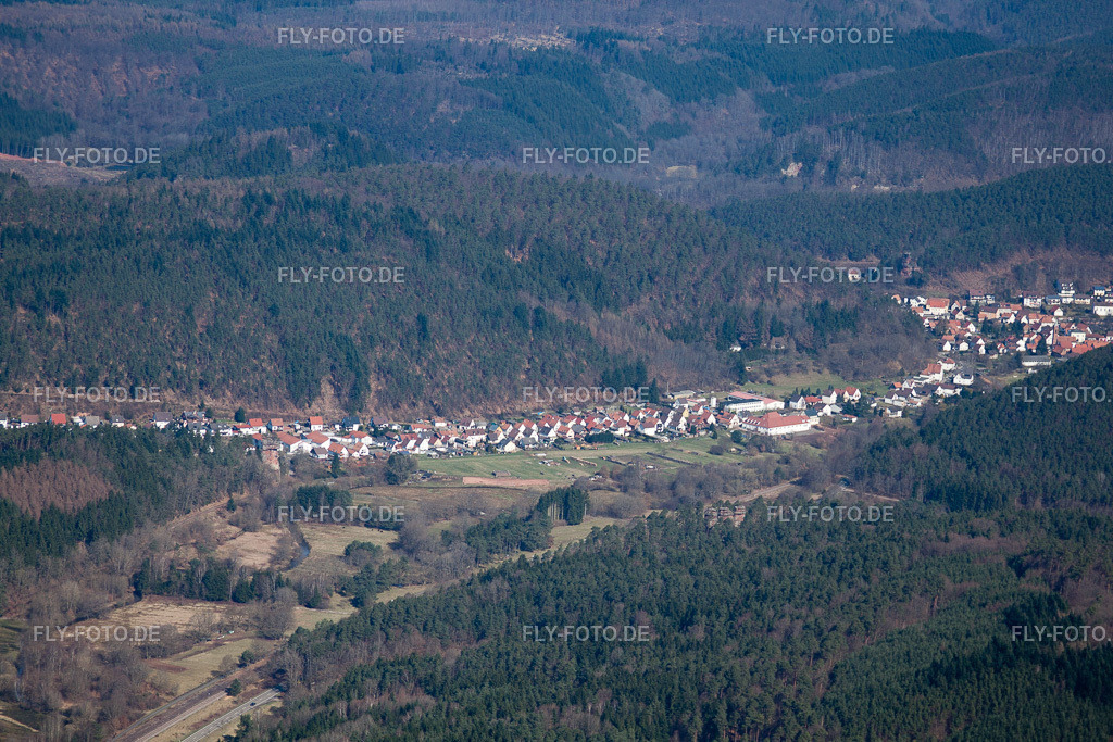 Ortsansicht | Luftbild: Ortsansicht in Hinterweidenthal im Bundesland Rheinland-Pfalz in Deutschland. Foto: IMG_38415.jpg vom 20.03.2011 durch Werner Riehm/FLY-FOTO.de - Realisiert mit Pictrs.com