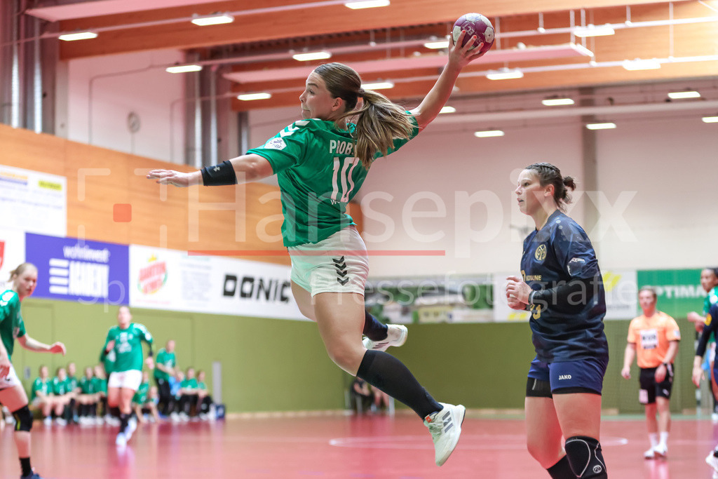 Handball, 2. Bundesliga Frauen, SV Werder Bremen - 1. FSV Mainz 05 | v.li.: Madita Probst (SV Werder Bremen, 10) beim Wurf, am Ball, Spielszene, Aktion, Action