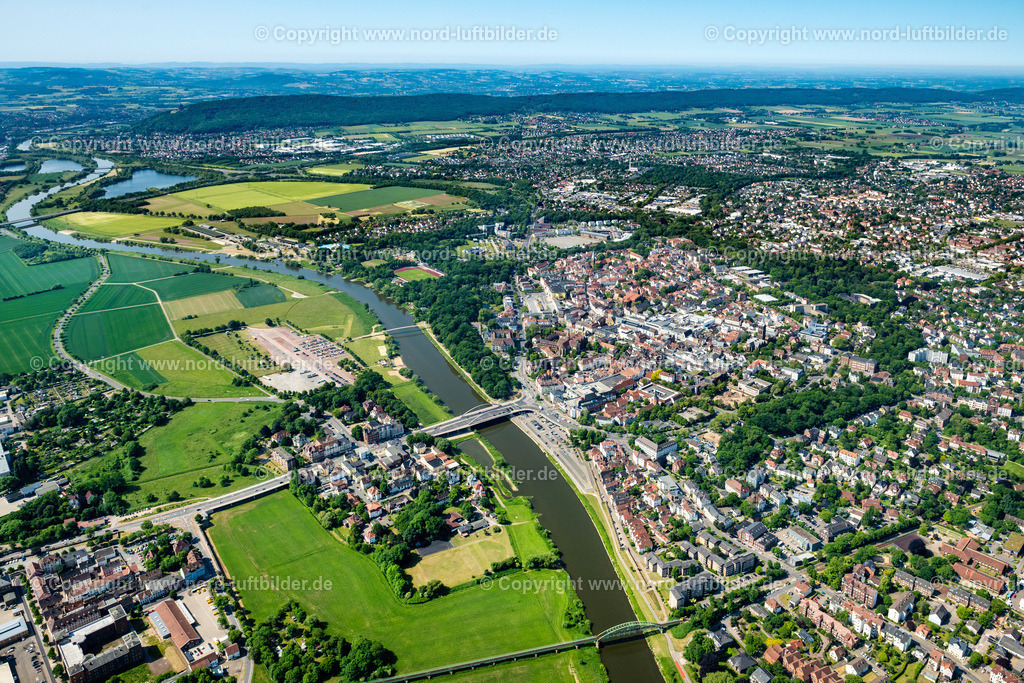 Minden_Altstadt_ELS_4765050623 | MINDEN 05.06.2023 Stadtansicht des Innenstadtbereiches an der Straße Scharn in Minden im Bundesland Nordrhein-Westfalen, Deutschland. // City view on down town on street Scharn in Minden in the state North Rhine-Westphalia, Germany. Foto: Martin Elsen