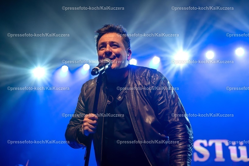 KKU25012501085 | 25.01.2025, xkkux, Düsseldorf, Karnevalsveranstaltung - Die Lachende in der Mitsubishi Electric HALLE. Die Band Domstürmer performt bei ihrem Auftritt. Im Bild Frontman Sänger Micky Nauber