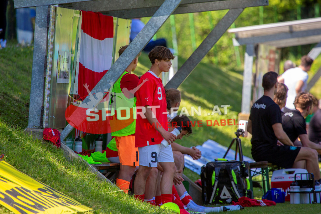 Fußball Halbfinale | Nico Berger (U15 Österreich #9) Moritz Doujak (U15 Österreich #1) Fußball Halbfinale, Irland U15 - Österreich U15 am 29.04.2024 in Arnoldstein (Sportplatz), Austria, (Photo by Ernst Krawagner sport-fan.at) - Realisiert mit Pictrs.com