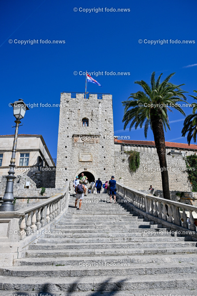 Kroatien_ Korcula_ Insel in Sueddalmatien_ Korcula Stadt_ 13.09.2024-30 | 13.09.2024, Kroatien, HRV, Korcula, Insel in Sueddalmatien, Korcula Stadt im Bild Hafen, Hafenansichten, Boot, Boote, Schiff, Schiffe, Gebauede, Adria, Meer, Stadtansichten, Altstadt, Marco Polo, Museum, Touristen, Souvenier, Restaurant, KonobaKorcula - Schwarzes Korfu - benannt nach den dunklen Kiefernwaeldern, ist eine zu Kroatien gehoerende Insel in der Adria vor der Kueste Sueddalmatiens. Zugleich ist sie Teil des Dinarischen Gebirges. Quelle: Wikipedia