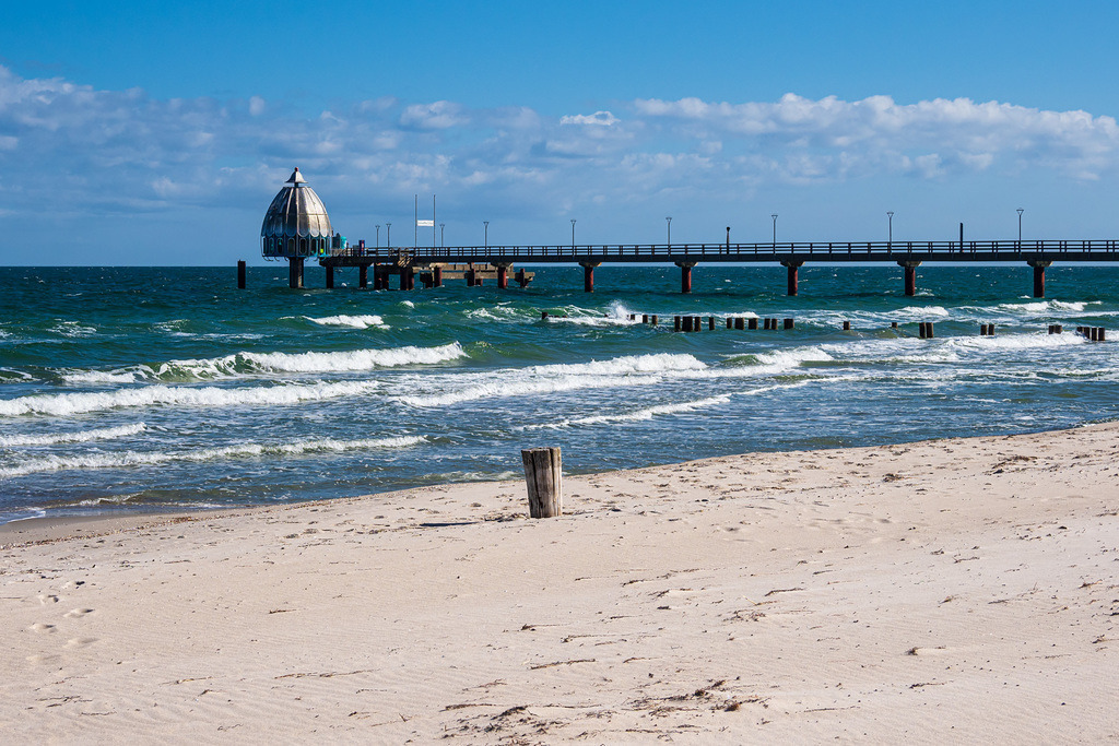Seebrücke an der Ostseeküste in Zingst auf dem Fischland-Darß | Seebrücke an der Ostseeküste in Zingst auf dem Fischland-Darß.
