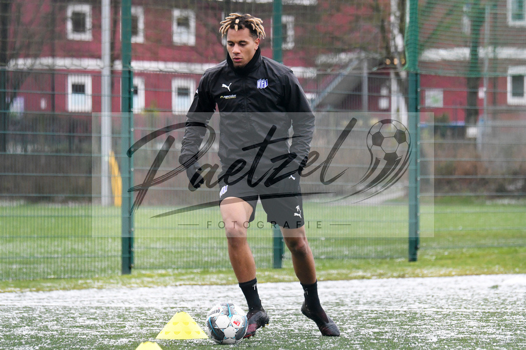 20200226_TRAOSN_0113 | Fussball, Herren: Etienne Amenyido (VfL Osnabrueck) in Aktion, am Ball, Einzelaktion waehrend der Trainingseinheit des VfL Osnabrueck im Sportpark Illoshoehe am 26.02.2020 in Osnabrueck, Deutschland. - Realisiert mit Pictrs.com
