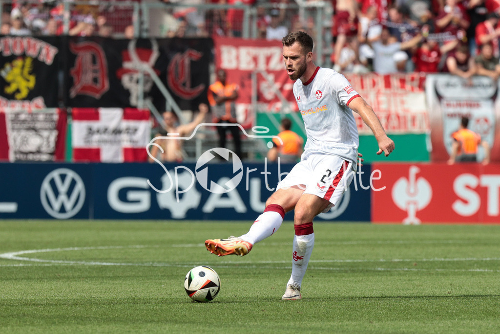 FC Ingolstadt - 1. FC Kaiserslautern | am Ba ll Boris TOMIAK (FCK #2) / Freisteller / Einzelfoto
