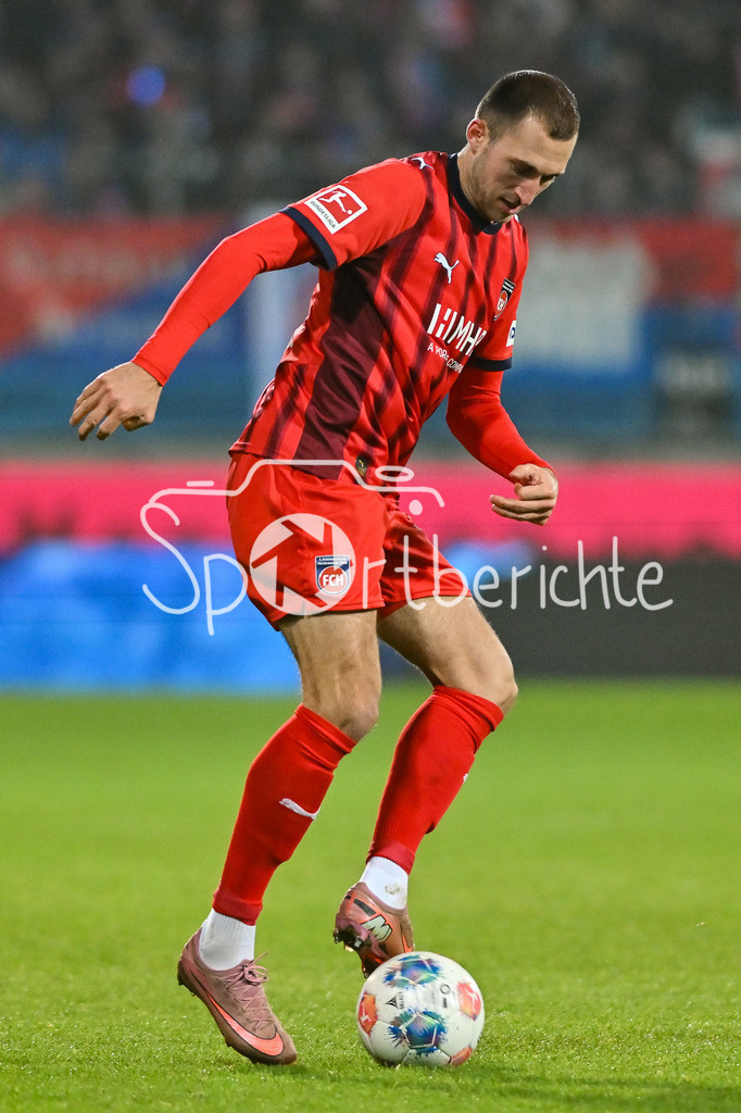 1. FC Heidenheim - FC Bayern München | HEIDENHEIM, GERMANY - 21. DECEMBER: am Ball Jonas FÖHRENBACH (1. FC Heidenheim 19) / Einzelfoto / Freisteller während dem Bundesligamatch zwischen dem 1. FC Heidenheim und dem FC Bayern München am 15. Spieltag in der Voith-Arena / DFL REGULATIONS PROHIBIT ANY USE OF PHOTOGRAPHS AS IMAGE SEQUENCES AND/OR QUASI-VIDEO