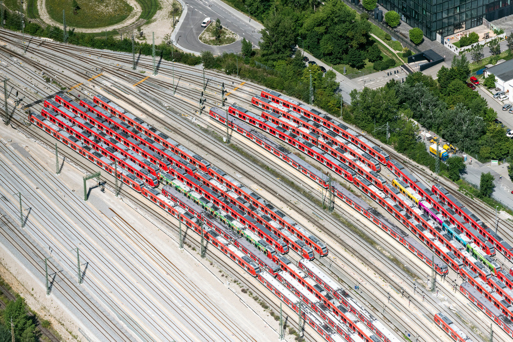 dr__0031133.jpg | MüNCHEN 09.08.2019 Bahnbetriebswerk und Ausbesserungswerk, Wartung und Instandhaltung von Zügen des Personentransportes der Baureihe der deutschen Bahn in München im Bundesland Bayern, Deutschland. // Railway depot and repair shop for maintenance and repair of trains of passenger transport of the series of deutschen Bahn in Munich in the state Bavaria, Germany. Foto: Daniel Reiter