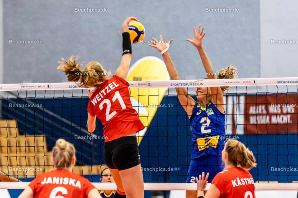 2022-00063252-Testspiel-Deutschland-Brasilien | Angriff, Camilla WEITZEL #21 (Mittelblock) GER; 17.09.2022; Berlin Foto: Gerold Rebsch - www.beachpics.de
