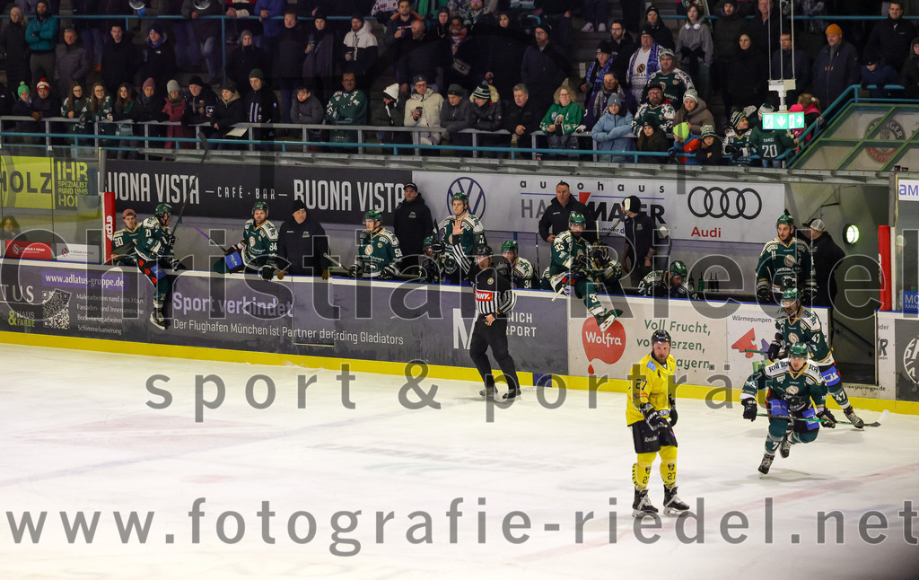 2025-12-28_105_TSV_Erding_gegen_onesto_Tigers_Bayreuth | Erding, Deutschland, 28.12.2025:Eishockey, Oberliga Süd 2025 / 2026, 31. Spieltag, TSV Erding gegen onesto Tigers Bayreuth, Endergebnis: 6:5 n.V.Foto: Christian Riedel / fotografie-riedel.net