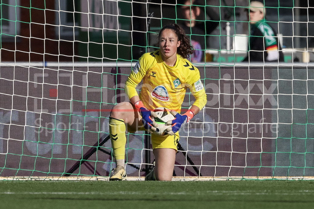 Fussball, Google Pixel Frauen-Bundesliga, SV Werder Bremen - SGS Essen | v.li.: Livia Peng (Torhüterin, Torwart, SV Werder Bremen, 1) am Ball, Freisteller, Einzelbild, Ganzkörper, Aktion, Action, Spielszene, DIE DFB-RICHTLINIEN UNTERSAGEN JEGLICHE NUTZUNG VON FOTOS ALS SEQUENZBILDER UND/ODER VIDEOÄHNLICHE FOTOSTRECKEN. DFB REGULATIONS PROHIBIT ANY USE OF PHOTOGRAPHS AS IMAGE SEQUENCES AND/OR QUASI-VIDEO.