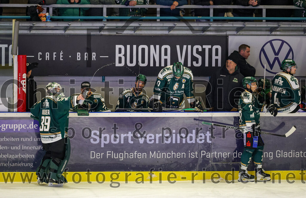 2025-12-05_073_TSV_Erding_gegen_Stuttgart_Rebels | Erding, Deutschland, 05.12.2025:Eishockey, Oberliga Süd 2025 / 2026, 23. Spieltag, TSV Erding gegen Stuttgart Rebels, Endergebnis: 5:6Torwart Leon Meder (Erding Gladiators, #39), Torwart David Zabolotny (Erding Gladiators, #72), Bastian Cramer (Erding Gladiators, #34), Elia Ostwald (Erding Gladiators, #17), Mark Waldhausen (Erding Gladiators, #27)Foto: Christian Riedel / fotografie-riedel.net