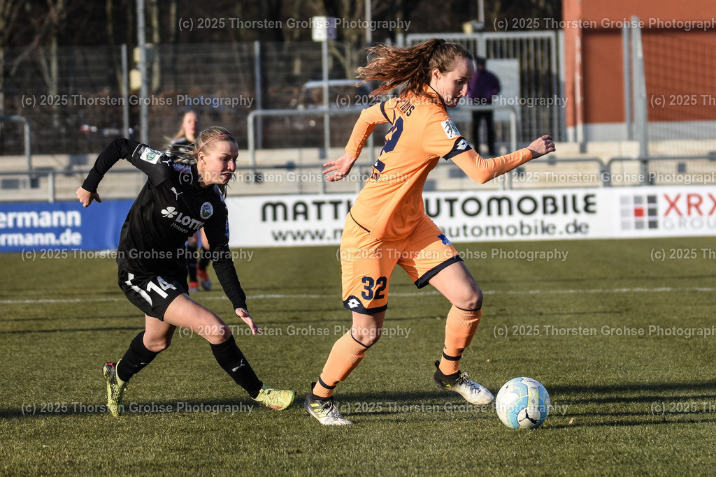 Fussball-BL Frauen 1. FFC Frankfurt vs. TSG 1899 Hoffenheim | Groenen Jackie #14 (1.FFC Frankfurt), Tamar Dongus #32 (TSG 1899 Hoffenheim); Fussball-BL Frauen 1. FFC Frankfurt vs. TSG 1899 Hoffenheim, Fussball-Bundesliga Frauen am 24.02.2018 im Stadion am Brentanobad in Frankfurt/Main, (Deutschland) - Realisiert mit Pictrs.com